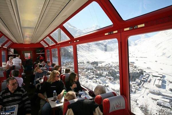 Tàu Glacier Express ở Thụy Sĩ cho phép du khách có thể thưởng ngoạn cảnh quan hùng vĩ của dãy Alps.