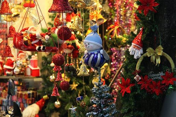 Tại Hàng Mã, bạn có thể mua được bất kỳ đồ trang trí Noel nào.