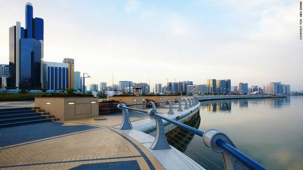 14. The Corniche: Trải dài 8 km dọc theo con sông, The Corniche là con đường được người dân Abu Dhabi yêu thích. Nhiều người chọn nơi đây để chạy bộ đạp xe, ăn uống và uống cà phê thư giãn…