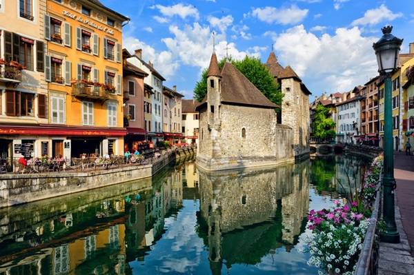 Annecy, Pháp: Thời gian dường như ngừng trôi trong thị trấn ven hồ này. Bạn đừng bỏ lỡ một tour đi bộ xung quanh thị trấn, và đừng quên ghé thăm các lâu đài cổ.
