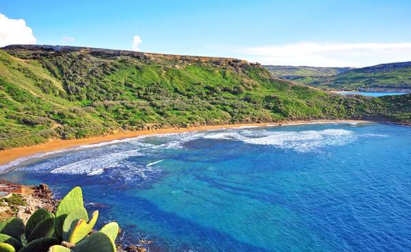  Nằm ở Địa Trung Hải, Malta có nhiều bãi biển tuyệt đẹp với làn nước xanh biếc, trong vắt đặc trưng. Vào mùa hè, nước ấm rất thích hợp để bơi lội. Mùa đông, nơi đây là điểm tham quan bằng thuyền lý tưởng. Bạn có thể đi phà từ Sliema tới Valletta, hay đi du thuyền để ngắm nhìn cảnh biển. Ảnh: Marinahotel.