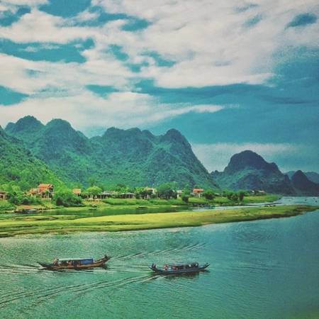 Những bức ảnh chụp Việt Nam được đạo diễn Jordan Vogt-Roberts cập nhật khá thường xuyên trên trang Instagram cá nhân trước, trong và sau thời điểm ghi hình Kong: Skull Island. Trên hình là dòng sông Son ở Quảng Bình.