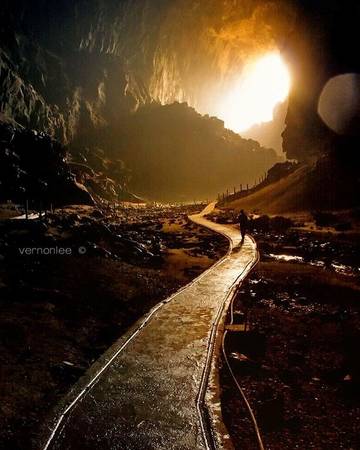 2. Hang Mulu ở Sarawak: Hang nằm tại công viên quốc gia Gunung, là một trong những hang lớn nhất thế giới được UNESCO công nhận là Di sản thế giới. Tour đến Mulu qua đường mòn The Headhunter cần thông qua một công ty du lịch được cấp phép.