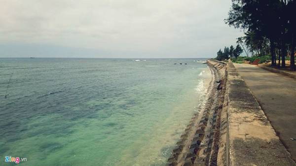 Một góc đê biển ở đảo Lý Sơn. Cách Quảng Ngãi 40 km đường biển, đảo Lý Sơn không chỉ nổi tiếng là “vương quốc hành tỏi”, mà còn là một địa chỉ du lịch bỏ túi cho các tín đồ mê xê dịch.