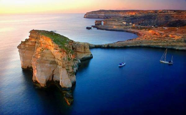 Malta còn có đảo Gozo bình yên, thích hợp với các gia đình, cặp đôi và người lớn tuổi muốn có kỳ nghỉ thư thả bên bãi biển hay vùng đồng quê. Ảnh: Remax-malta.