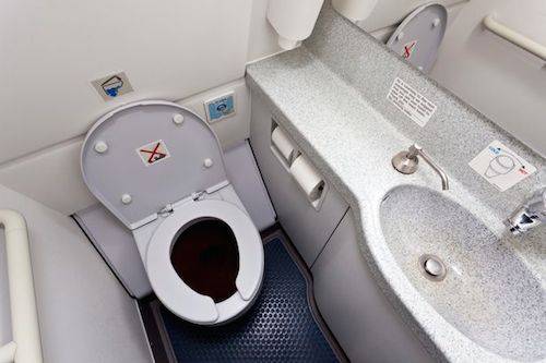 Tốt nhất không nên đụng vào nước trên máy bay.: Hành khách được khuyên không bao giờ uống nước trên máy bay nếu không phải là nước đóng chai. Lý do là cổng thoát chất thải từ toilet và cổng để lấy nước lên máy bay nằm ngay cạnh nhau. Thậm chí, đôi khi hai dòng chất thải và nước này ra vào cùng một cổng. Ảnh: Mirror.
