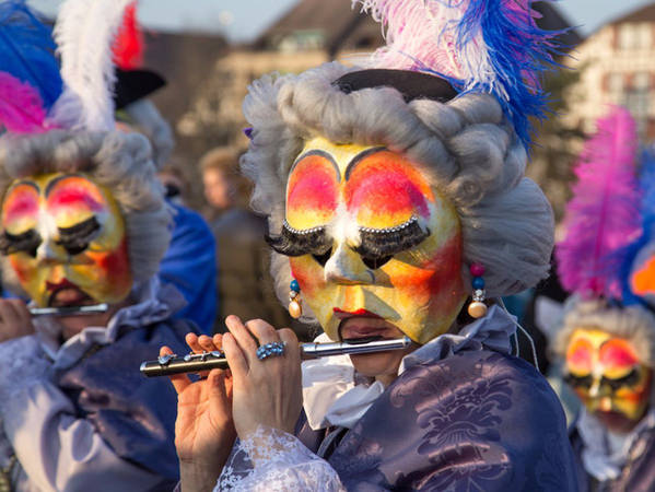 Basel cũng là thành phố tổ chức Fasnacht, lễ hội lớn nhất ở Thụy Sĩ, được tổ chức vào khoảng tháng 2 và tháng 3 hàng năm. Người tham gia phải đeo mặt nạ rồi hòa vào những con phố tràn ngập âm nhạc và hoa giấy.