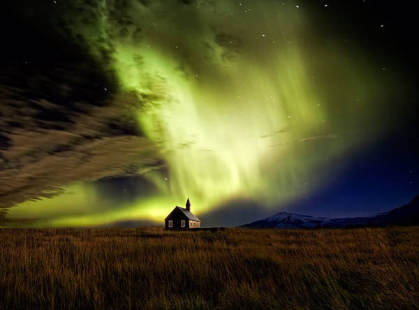 Bắc cực quang gần một nhà thờ Iceland - Ảnh: Wim Denijs