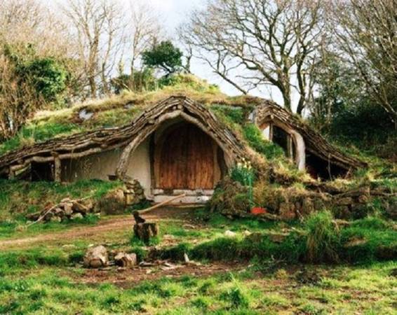 Ngôi nhà này trông giống những ngôi nhà được sử dụng trong ''The Hobbit''. Kỳ nghỉ của bạn sẽ tuyệt diệu hơn khi bạn sống tại đây, giữa trung tâm của thiên nhiên.