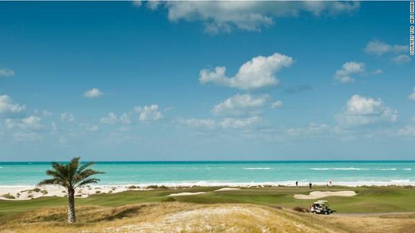 3. Đảo Saadiyat: Thiên đường cho những người yêu thích bộ môn golf. Đảo Saadiyat có sân goft nằm dọc theo bãi biển tuyệt đẹp. Khu vực này là nơi trú ngụ của các loài vật như cá heo, rùa biển và linh dương.