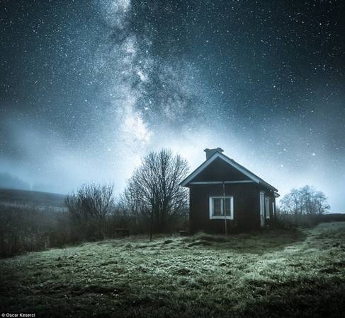 Một căn nhà nhỏ trơ trọi trong màn đêm đầy sao