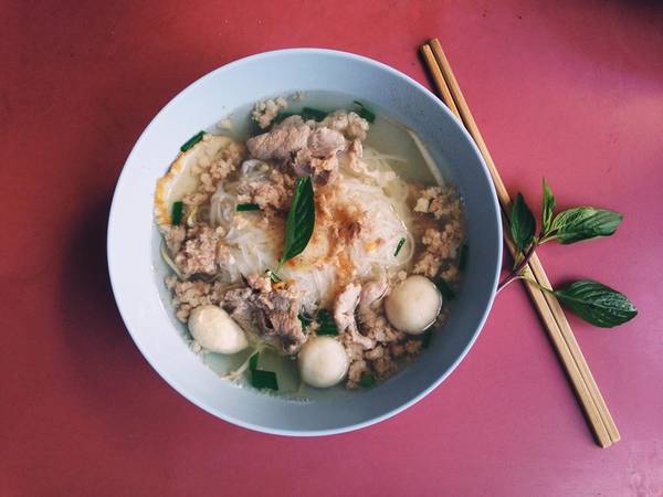 Hủ tiếu thịt heo cá viên : Món này mùi vị có nhiều nét tương đồng với món hủ tiếu Nam Vang nhưng pha một chút vị đặc trưng của người Thái, các bạn có thể thưởng thức món hủ tiếu này ở bất cứ đâu tại Bangkok, đặc biệt là khu Silom và khu Sukhumvit.