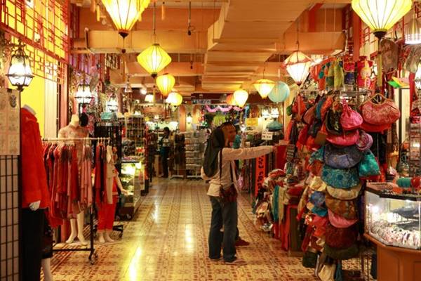 Bạn đừng quên Masjid Jamek, một trong những thánh đường cổ nhất ở Kuala Lumpur, và đến Central Market, Annexe và Kasturi để mua sắm. Đi dạo qua các con phố của Chinatown, khu phố trung tâm một thời của Kuala Lumpur cũng là một trải nghiệm thú vị. 