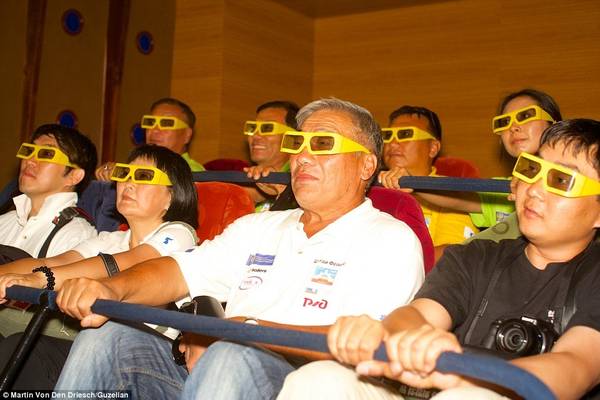 Người dân Triều Tiên xem phim 3D tại một rạp ở thủ đô Bình Nhưỡng