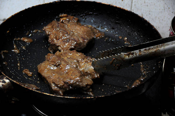 Ngoài mì spaghetti, A Hoài còn trổ tài làm món beefsteak bằng bò Úc. Đây là món ăn mà anh học được công thức từ một đầu bếp nổi tiếng ở Mỹ.