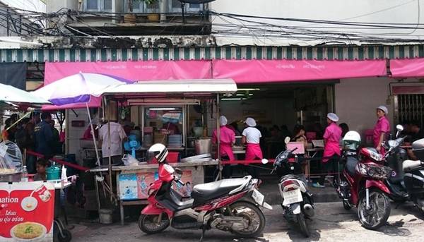 Quán Kaiton Pratunam nằm khiêm tốn bên góc đường Phetchaburi, trung tâm Bangkok, và bị khuất bởi con đường trên cao, nhưng thực khách dễ dàng nhận biết được nhờ màu hồng đặc trưng. Ảnh: Noguchirs