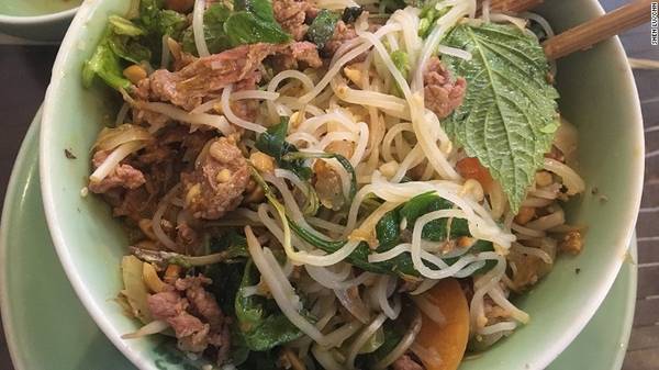Bún bò Nam Bộ: Bún được trộn cùng thịt bò thái mỏng, lạc rang, giá, rau thơm, hành phi, ớt và nước mắm. Món ăn này rất hợp với thời tiết nóng nực vào mùa hè ở Việt Nam.
