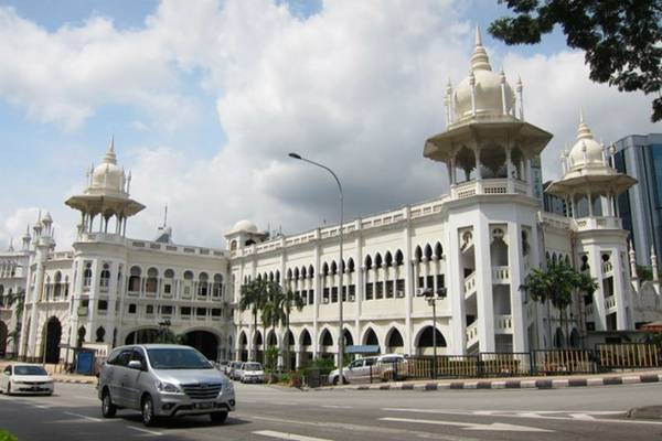 Sau đó, hãy quay trở lại bảo tàng và lên xe buýt GoKL đến thánh đường quốc gia Masjid Negara, đi qua các tòa nhà di sản với kiến trúc Anh - Ấn. Nếu không kịp giờ thăm thánh đường này, bạn có thể ghé qua bảo tàng nghệ thuật Islamic Art Museum Malaysia trước. 