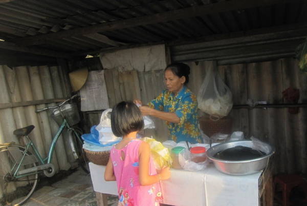 Một hàng bánh mì bột lọc bình dân bên đường - Ảnh: Hải Ninh