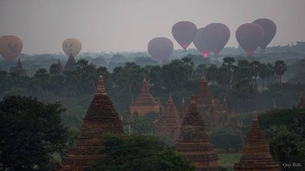 Nếu bạn có tiền, hãy bỏ ra khoảng 320 USD một người để thử cảm giác lơ lửng trên những quả khinh khí cầu, ngắm nhìn toàn cảnh Old Bagan hùng vĩ, kì bí. 