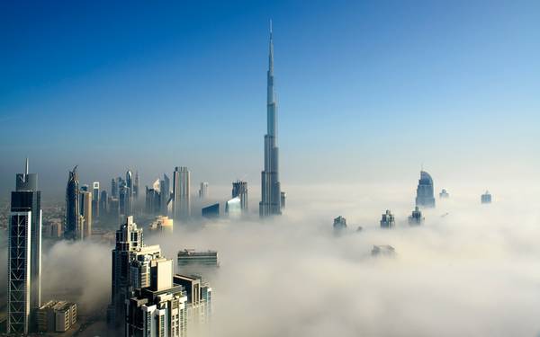 1. Burj Khalifa, Dubai, UAE (828 m): Tòa tháp cao nhất thế giới này được coi là một trong những biểu tượng cho tầm vóc phát triển của Dubai, Các Tiểu vương quốc Ả Rập thống nhất. Mất 5 năm xây dựng với chi phí 1,5 tỷ USD, Burj Khalifa xuyên qua tầng mây, với hình dạng lấy cảm hứng từ hoa Hymenocallis sa mạc và kiến trúc Hồi giáo. Tòa tháp có hộp đêm, nhà hàng và đài quan sát cao nhất thế giới.