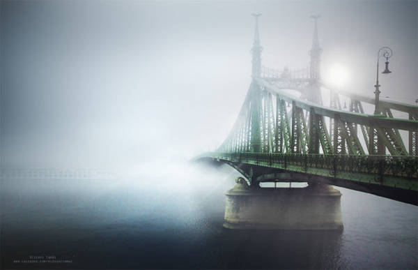 Sương che khuất nửa cây cầu ở Budapest