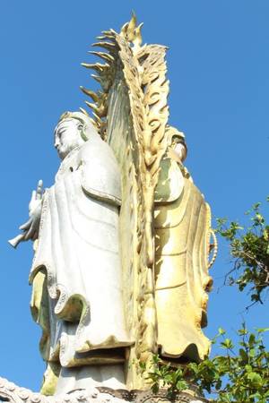 Bên cạnh Eo Gió có một ngôi chùa nổi tiếng với tượng Bồ Tát hai mặt rất linh thiêng.