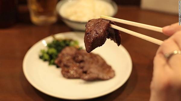 Lưỡi bò: Sendai được coi là quê hương và nơi thưởng thức món lưỡi bò tuyệt nhất ở Nhật. Lưỡi bò có vị ngậy, mềm dai và ít béo hơn so với thịt bò thường. Ảnh: CNN.
