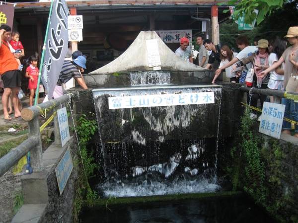 Du khách trải nghiệm tục lệ nhúng tay vào nước ở Oshino Hakkai - Ảnh: blogspot
