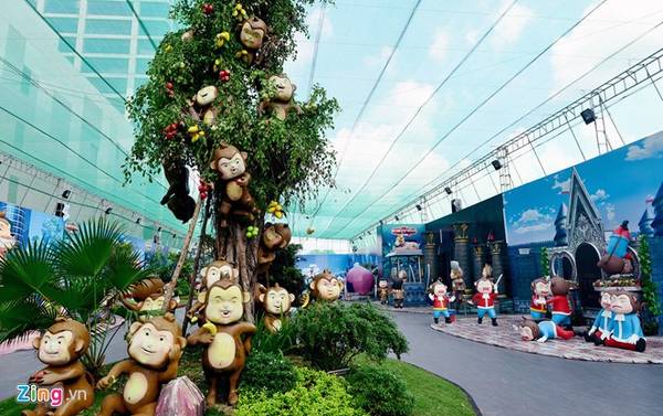 Ngày 30/5, khu vui chơi Monkylywood (Hollywood phiên bản khỉ) rộng khoảng 2.000 m2, nằm phía sau một trung tâm thương mại trên đường Nguyễn Văn Linh, quận 7, TP HCM mở cửa đón khách.