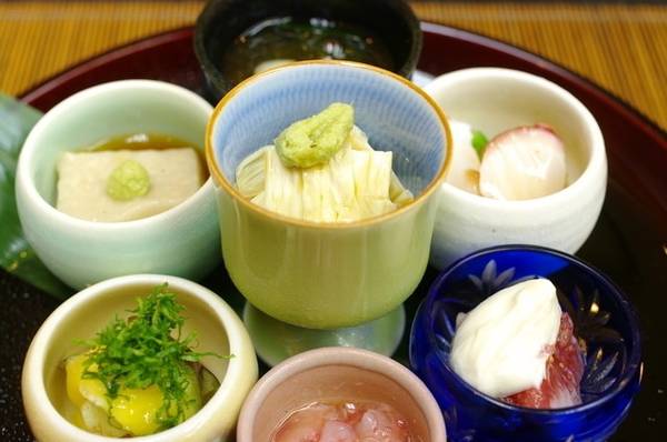 Bổ dưỡng và tốt cho sức khỏe: Đồ ăn Nhật chứa ít calories nhưng rất nhiều dinh dưỡng. Các món ăn thường gồm đậu nành, nước dùng nấu từ cá, rau và các phụ gia theo mùa. Do vậy, ẩm thực Nhật Bản không chỉ ngon miệng mà còn rất tốt cho sức khỏe. 