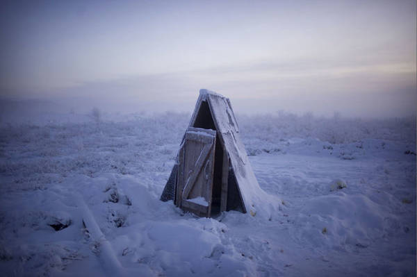 Hầu hết nhà vệ sinh trong làng được xây lộ thiên, bởi mặt đất đóng băng rất khó xây hệ thống đường ống trong nhà