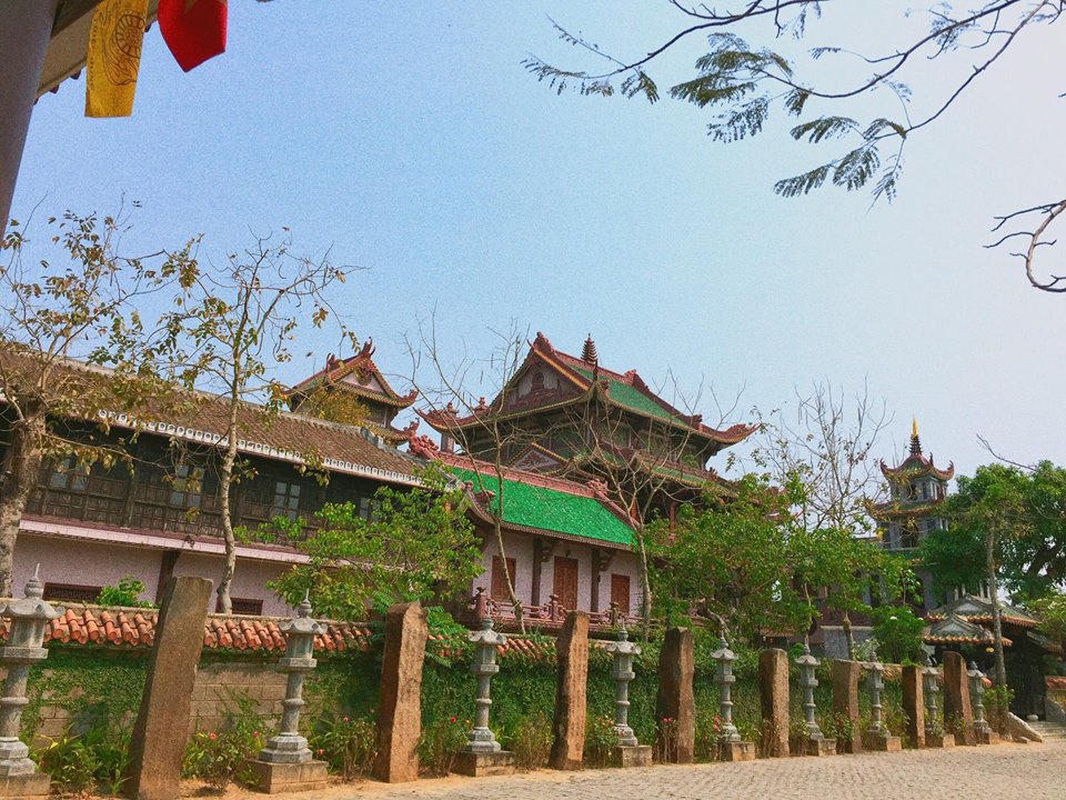 Buổi sáng cuối ở Quy Nhơn, bọn mình đi chùa Thiên Hưng ở An Nhơn, chùa này nổi tiếng là linh thiêng và cách Quy Nhơn khoảng 45 phút chạy xe.