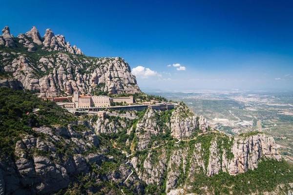 Ngoài những địa điểm nằm ở trong thành phố Barcelona, du khách có thể dành một ngày để du ngoạn núi Montserrat, trải nghiệm đi tàu, khám phá tu viện xây trong vách đá - một điểm đến linh thiêng của người dân xứ Catalan. Tour đi trong ngày ở Montserrat có giá khoảng 45-50 euro/người. Ảnh: Grayline.