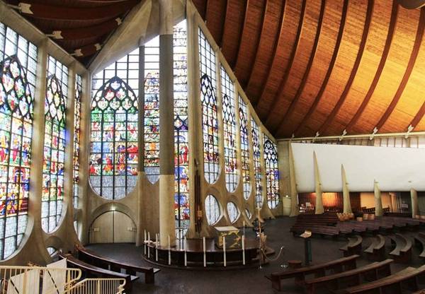 Bên trong, các cửa sổ kính màu lộng lẫy được lấy từ nhà thờ Saint-Vincent đem lại cho không gian vẻ màu nhiệm. Ảnh: Unkmapied. 