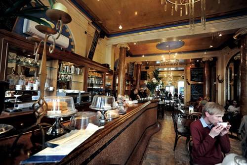 Không gian lịch lãm và sang trọng trong quán cà phê cổ nhất nước Anh