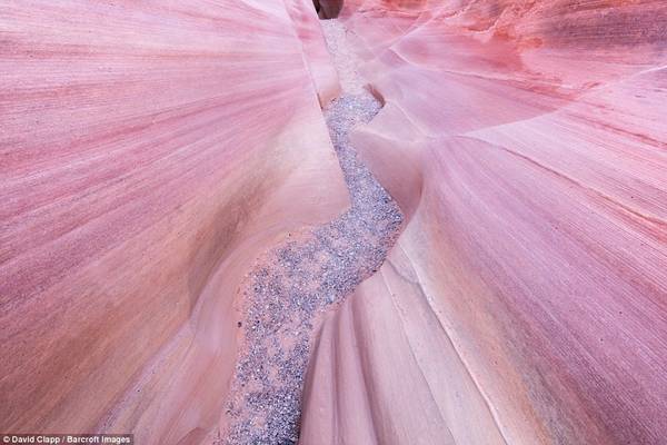 Một rãnh nhỏ ở công viên quốc gia Valley of Fire, Nevada, có những dải màu hồng tạo cảm giác như đang di chuyển qua không gian.