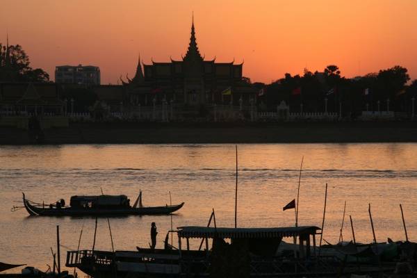Đi thuyền trên những nhánh sông Mekong. Ảnh: Roughguides