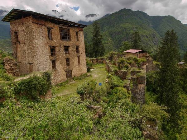 Di tích Drukgyel Dzong, trước đây là một pháo đài và tu viện, nằm giữa những sườn đồi của thị trấn Paro, phía tây Bhutan. Công trình này bị hỏa hoạn phá hủy vào những năm 1950, và giờ là một điểm tham quan du lịch.
