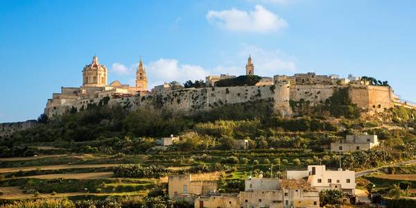 Bạn có thể thấy sự hiện diện của lịch sử và độ đa dạng văn hóa ở bất cứ đâu trên quốc đảo này. Các thành phố như Mdina, Vittoriosa, Senglea, Cospicua và thủ đô Valletta đều có nhiều đường phố, nhà thờ, pháo đài và chiến trường cổ xưa. Ảnh: Huffingtonpost.