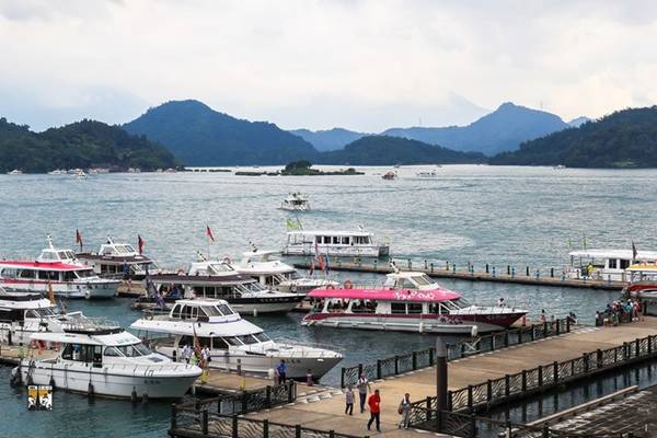 Toàn cảnh hồ Nhật Nguyệt phía bến cảng Syuanguang nằm trên độ cao 700 m so với mặt nước biển.