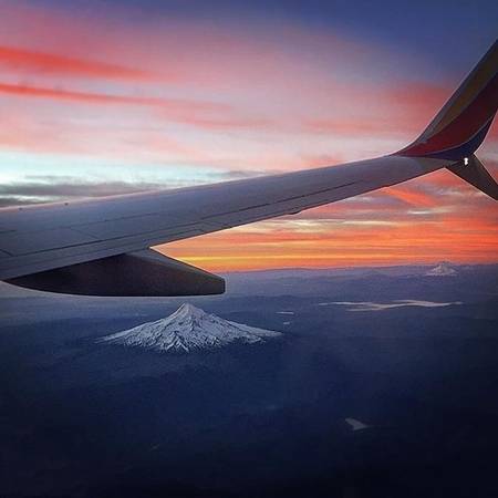 11. Còn gì tuyệt vời hơn là được ngắm nhìn ngọn núi lửa Hood sừng sững trong một buổi chiều hoàng hôn ráng đỏ đẹp như mơ cơ chứ!