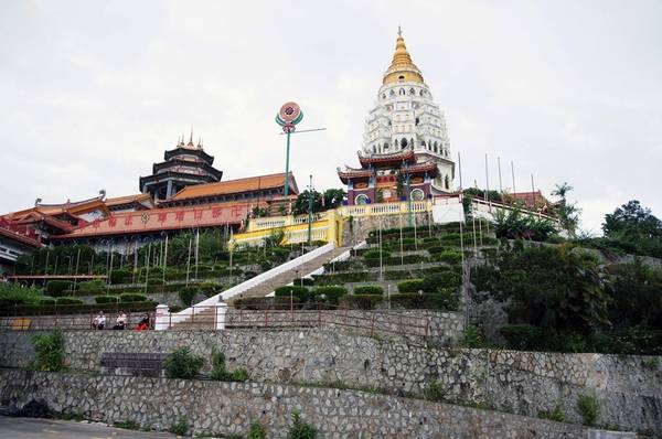 Chùa Kek Lok Si, cách George Town 35 phút đi xe máy, là ngôi chùa lớn nhất ở Penang, đồng thời là công trình Phật giáo lớn bậc nhất Đông Nam Á, đóng vai trò quan trọng trong đời sống tín ngưỡng của cộng đồng người Hoa ở Malaysia. Trong khuôn viên chùa có 10.000 pho tượng được chạm khắc tinh xảo, tượng Quan Âm cao hơn 30m cùng tòa tháp 7 tầng, vườn hoa rực rỡ quanh năm.