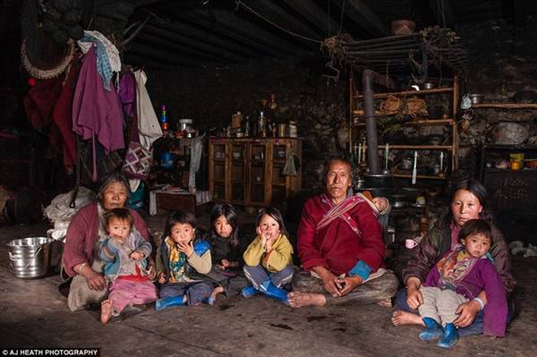 Họ xuất thân từ vùng Tshoona của Tây Tạng, sống phụ thuộc vào nghề chăn thả gia súc.
