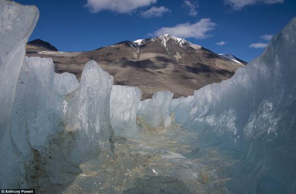 Đây là một vết nứt tại hồ băng Vanda, một hồ nước siêu mặn, đóng băng quanh năm. Tuy nhiên, hồ vẫn có ba lớp riêng biệt và lớp sâu nhất có thể có nhiệt độ tới 26 độ C.