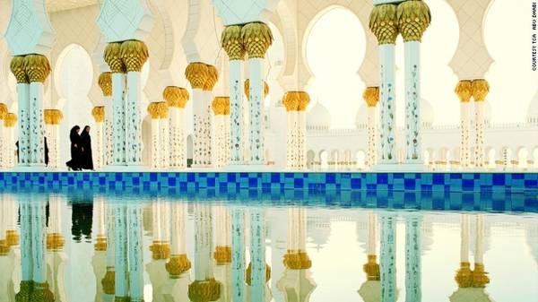 Sảnh cầu nguyện ở Sheikh Zayed được trang trí bằng những chiếc đèn dát vàng 24 carat. Về đêm, các hồ nước xung quanh phản chiếu ánh sáng làm khu sảnh càng trở nên huyền ảo.