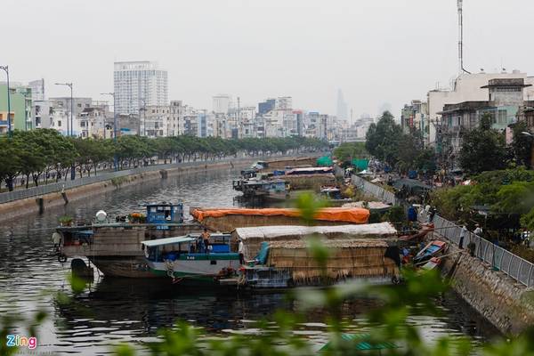 Bến Bình Đông (kênh Tân Hóa - Lò Gốm, quận 8, TP.HCM) những ngày này dày đặc ghe thuyền chuyển hoa kiểng từ các tỉnh miền Tây đổ về như Bến Tre, Vĩnh Long, Đồng Tháp, Cần Thơ.