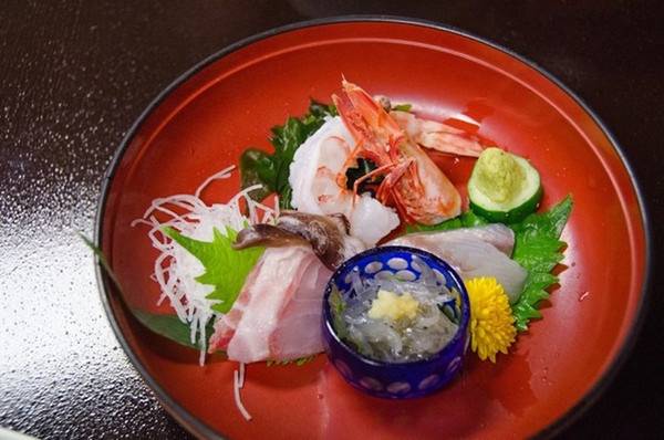 Người Nhật thường ưa những món ăn thanh đạm nên hạn chế sử dụng tỏi, hạt tiêu và dầu mỡ. Với những món chiên như tempura, lớp bột yêu cầu phải thật mỏng để giảm tối đa việc hút dầu.