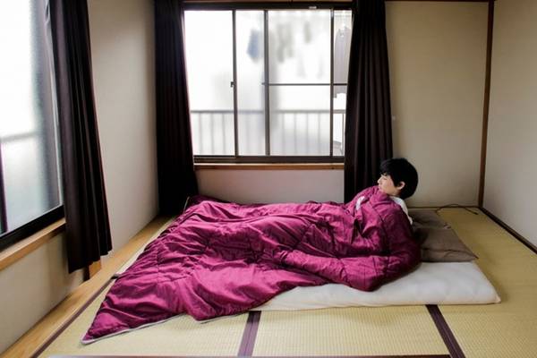 Nhiều người Nhật không cần giường. Họ ngủ trên chiếu, nệm đơn giản. 
