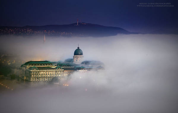 Budapest trong một ngày sương mù dày đặc